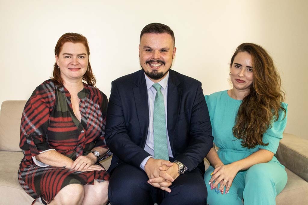 Márcio Nogueira, pré-candidato a presidente da OAB/RO, ao lado de Aline Silva (pré-candidata a secretária-geral, à esq.) e Larissa Rodrigues (pré-candidata a secretária-geral-adjunta, à dir.) - Gente de Opinião