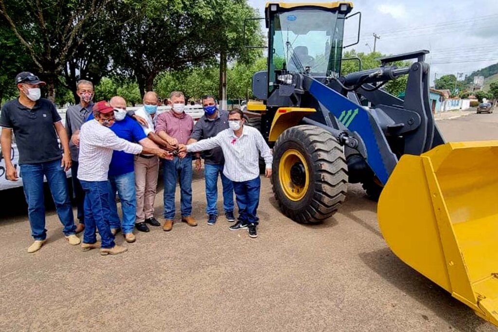 Deputado Lúcio Mosquini entrega máquina Pá Carregadeira e um caminhão 3/4 para o município de Governador Jorge Teixeira - Gente de Opinião