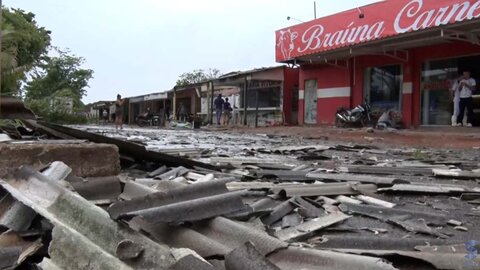 Vendaval deixa rastro de destruição em Porto Velho