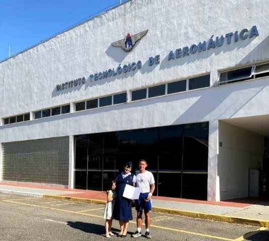 Em frente ao ITA, foto com sua dissertação na frente do Ita, no dia da entrega do trabalho - Gente de Opinião