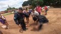 Família de criança salva por policiais reencontra guarnição