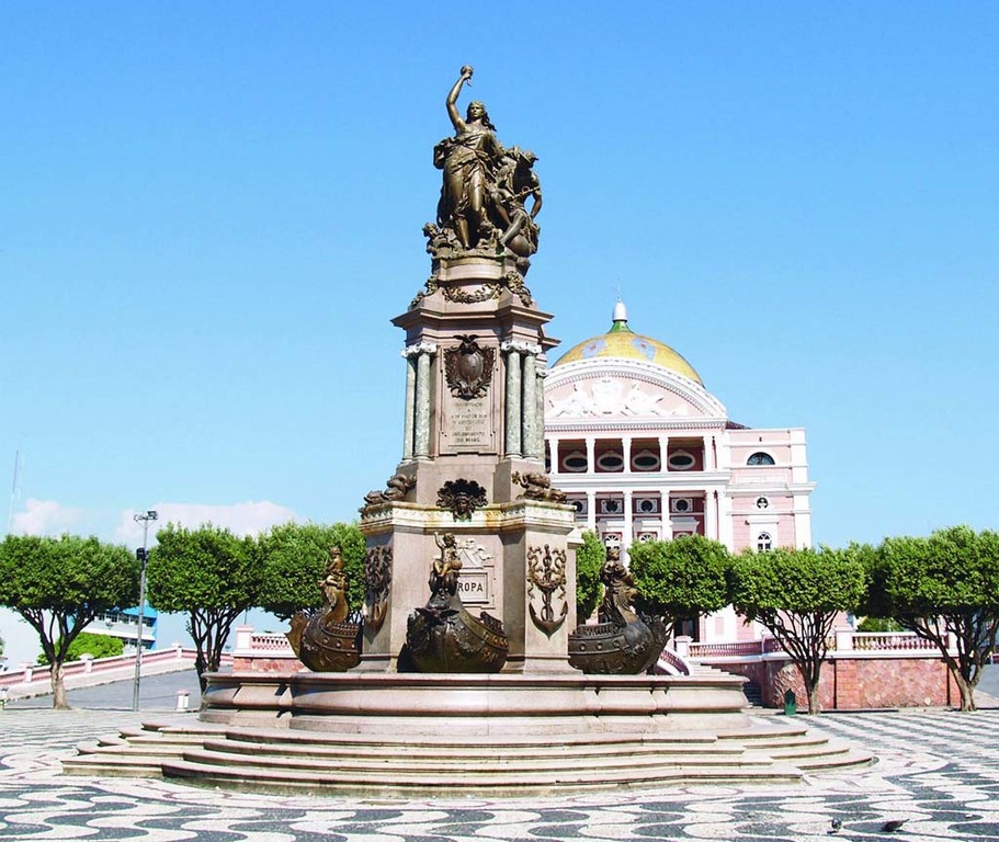 Monumento à abertura dos Portos, em Manaus e,. ao fundo o Teatro Amazonas - Gente de Opinião