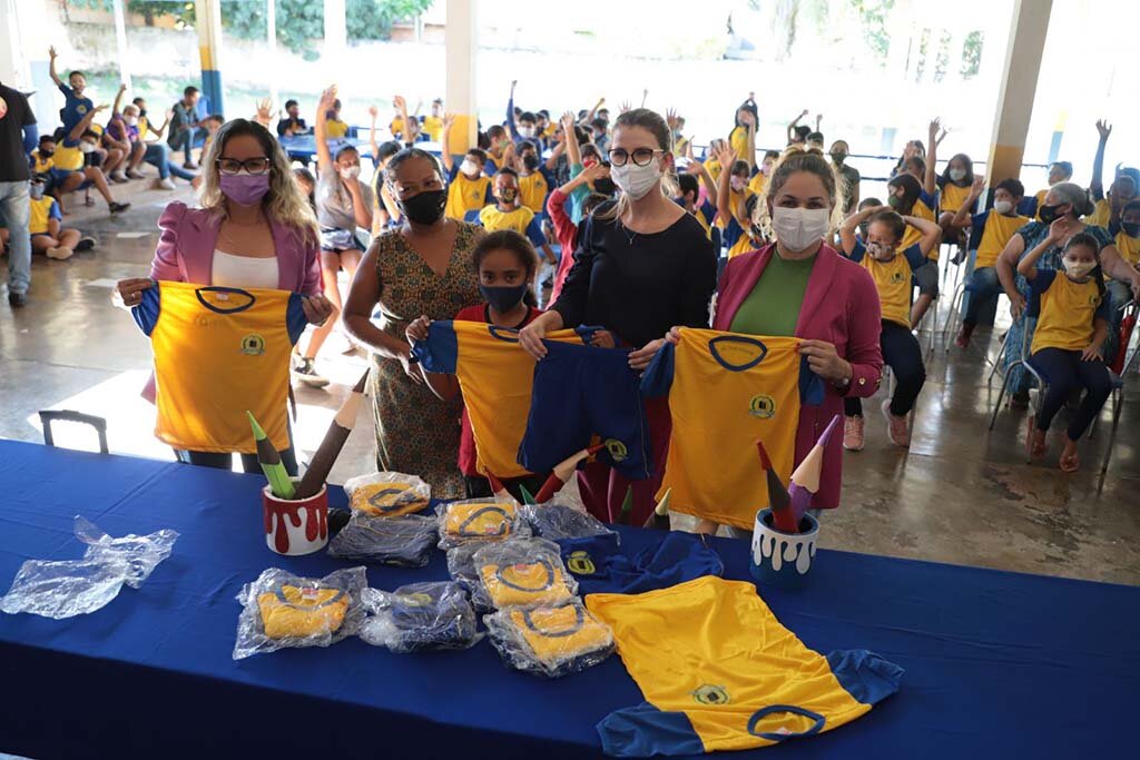 Porto Velho: alunos da Escola Rio Madeira recebem uniformes escolares - Gente de Opinião