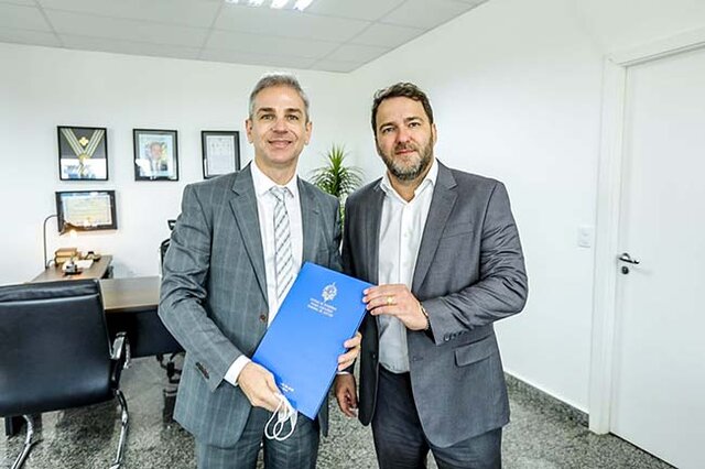Presidente Alex Redano recebe projeto que trata da recomposição salarial dos servidores do TJ  - Gente de Opinião