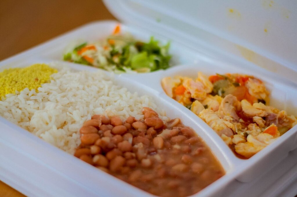 Comidas são servidas nas modalidades prato feito para consumo no restaurante ou marmitex para viagem ou consumo em casa - Gente de Opinião