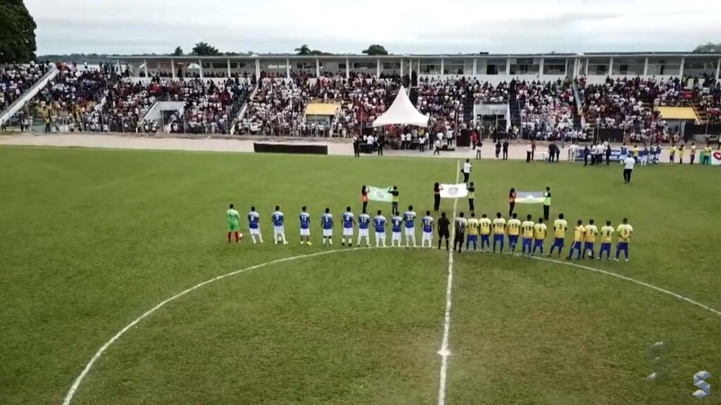 Aluizio0 Ferreira com arquibancada lotada com mais de 2 mil pessoas (Foto: Divulgação)