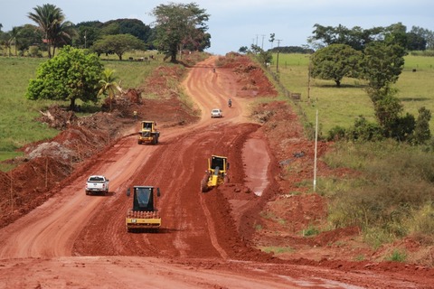 Em Corumbiara, governador coronel Marcos Rocha verifica obras da “Rodovia do Boi”, nesta sexta-feira