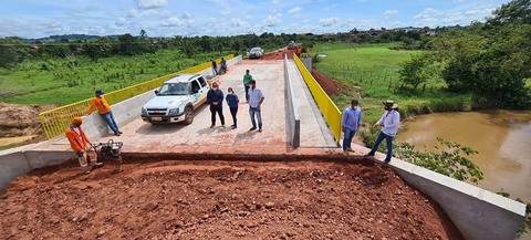 Governador coronel Marcos Rocha acompanha obras da ponte sobre o rio Ararinha na tarde deste sábado, em Parecis 