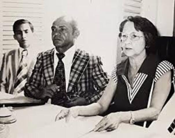 Waldemar Marinho (Representante da Justiça Eleitoral), vereador João Bento e a vereadora Marise Castiel presidindo a posse da Câmara em 1977 - Gente de Opinião