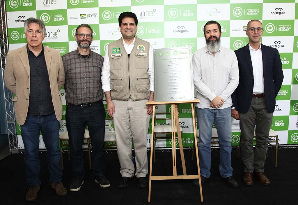 Luiz Gonzaga (Presidente da Associação Brasileira de Empresas de Tratamento de Resíduos e Efluentes - ABETRE), Mauro Haddad (Gerente de Saneamento da Agência Reguladora de Serviços Públicos do Município de São Paulo - SP Regula), André França (Secretário de Qualidade do Ministério do Meio Ambiente), Alex Luiz Pereira (Presidente da Coooermiti) e Sergio de Carvalho Mauricio (Presidente da ABREE).   - Gente de Opinião