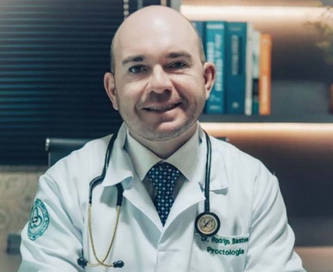 Entrevista com o doutor Rodrigo Bastos, coloproctologista
