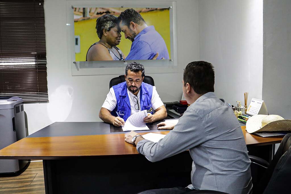 Prefeito assina projeto para adequação salarial aos servidores efetivos - Gente de Opinião