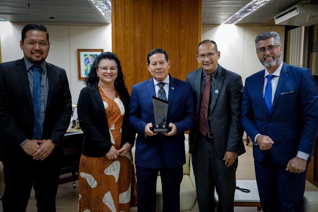  Vice-presidente da República recebe homenagem Líderes da Amazônia do Sebrae - Gente de Opinião