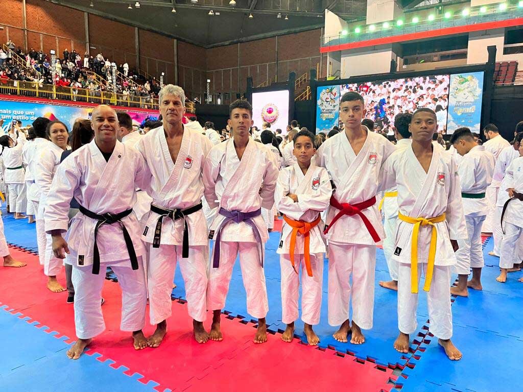Atletas patrocinados pelo Sicoob Fronteiras compõe equipe vice-campeã do Campeonato Brasileiro de Karatê Interestilos em SP - Gente de Opinião