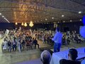 Sérgio Gonçalves, candidato a vice-governador, participa de reunião com centenas pessoas, em Rolim de Moura 