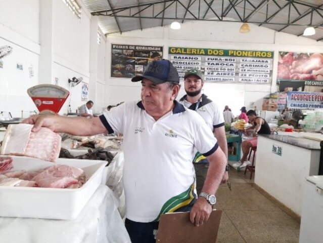 Antônio de Almeida Sobrinho e Irineu Cecconello Netto visitam boxes no Mercado Municipal de Humaitá-AM. - Gente de Opinião