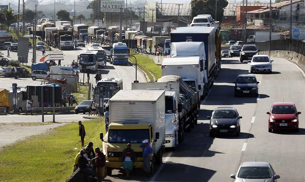 Caminhoneiros e taxistas recebem auxílio nesta terça - Gente de Opinião