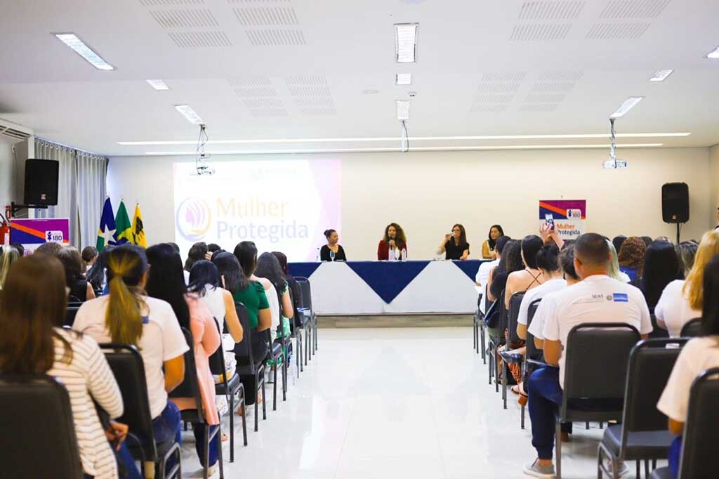 A criação do programa encoraja as mulheres a saírem do ciclo de violência doméstica - Gente de Opinião