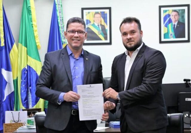 Na ocasião, o controlador-geral do Estado, Francisco Netto, entregou as certidões negativas de contas do governador, referente a 2019 e 2020, aprovadas, e sem ressalvas - Gente de Opinião