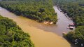 Flagrantes mostram a extração ilegal de areia das margens do rio Candeias