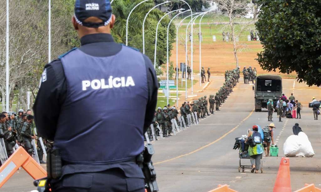 Presos no QG do Exército chegam a 1,2 mil; 204 foram detidos domingo   - Gente de Opinião