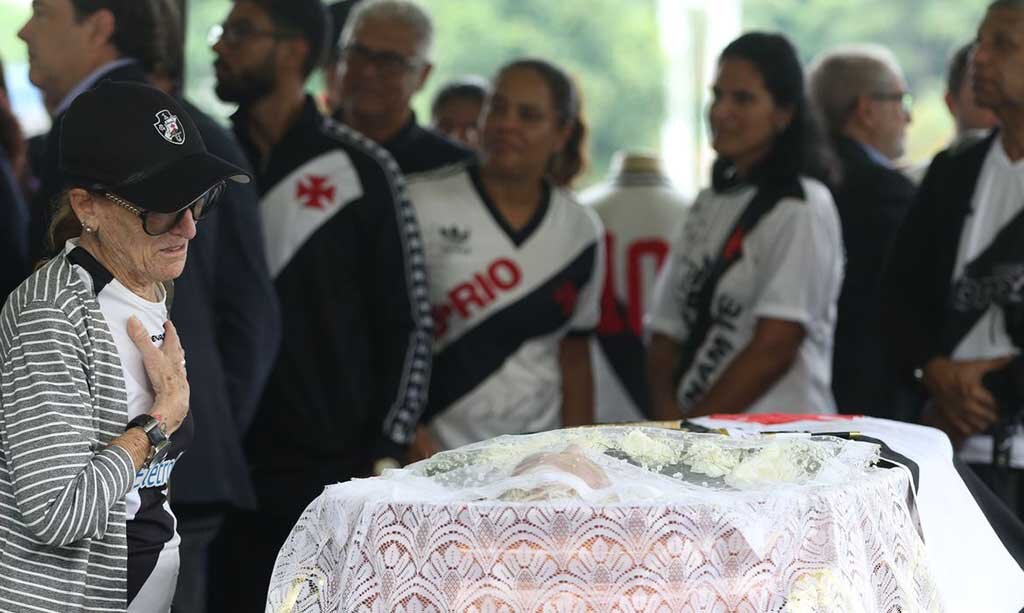Fãs de Roberto Dinamite se despedem do craque vascaíno em São Januário - Gente de Opinião