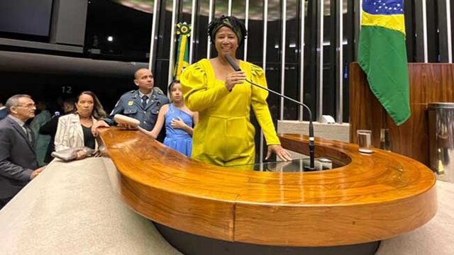 Sílvia na tribuna do plenário da Câmara Federal - Gente de Opinião