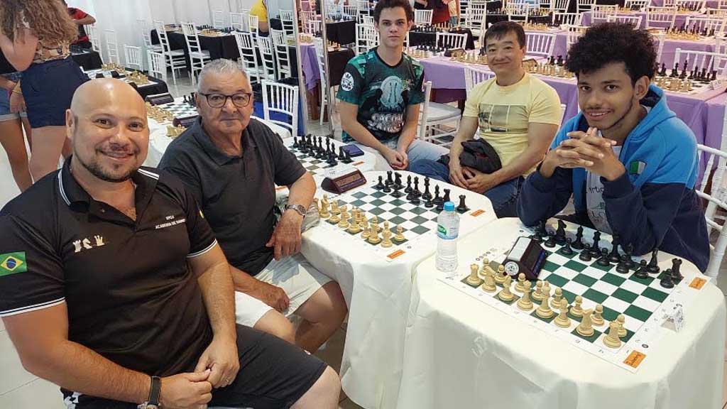 Grande mestre de xadrez participa de torneio aberto em Campo