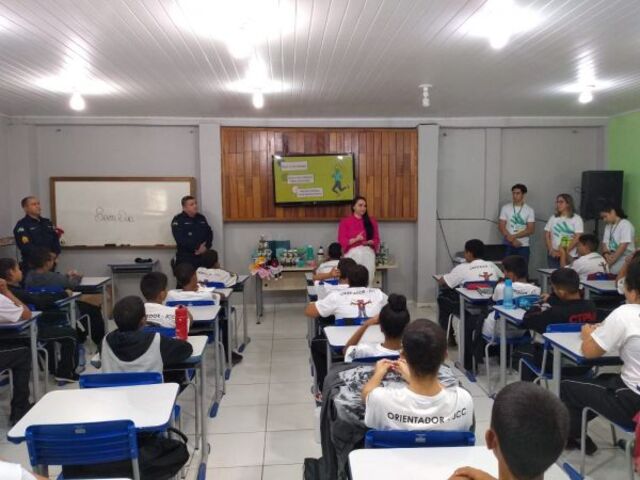 Procuradora do Trabalho Jéssica Alves Resende de Freiras durante palestra oferecida aos alunos - Gente de Opinião