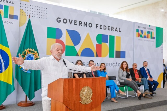 O Presidente Lula durante ato que oficializou aumento de 9% aos servidores públicos. Foto: Ricardo Stuckert/PR - Gente de Opinião