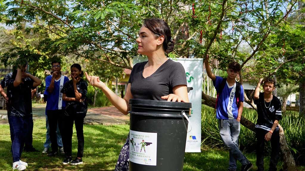 A aula começou com a oficina de compostagem com a antropóloga Tábita Lopes - Gente de Opinião