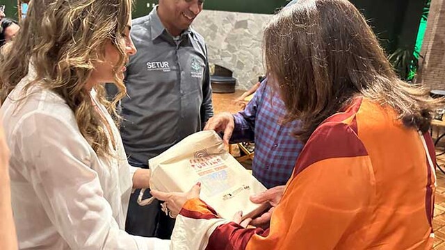 Secretária Glayce Bezerra apresentando produtos de promoção ao turismo de Porto Velho - Gente de Opinião