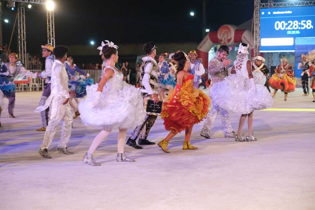 Quadrilha adulta Coração Dourado, da zona Leste de Porto Velho, abriu as apresentações do Flor do Maracujá no primeiro dia - Gente de Opinião