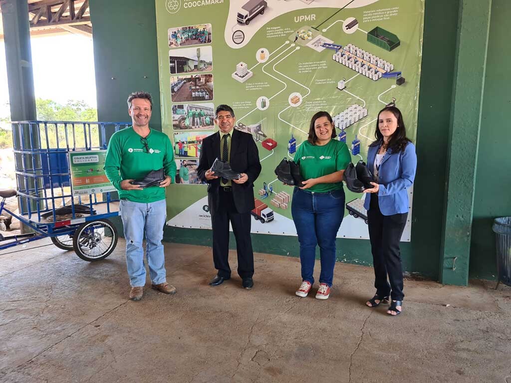 2ª Vara do Trabalho de Ji-Paraná faz entrega de botinas a Cooperativa de Catadores de Materiais Recicláveis - Gente de Opinião