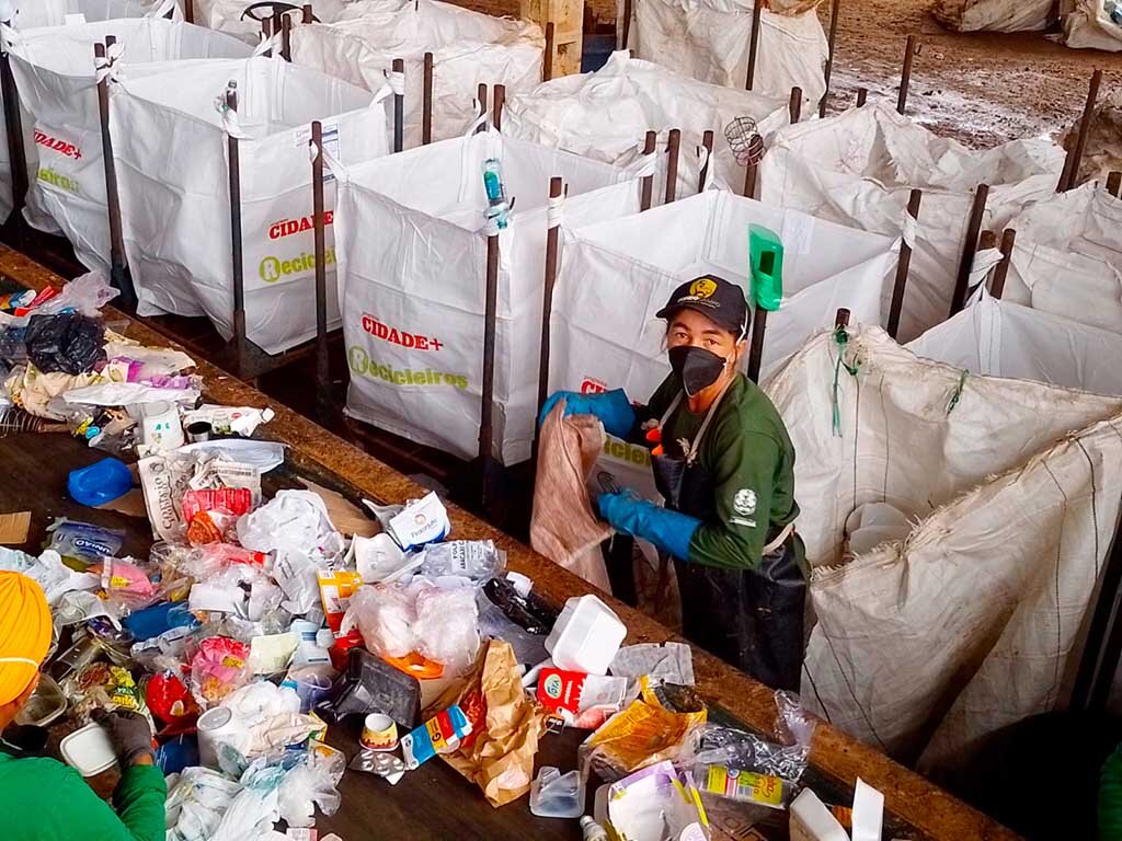 2ª Vara do Trabalho de Ji-Paraná faz entrega de botinas a Cooperativa de Catadores de Materiais Recicláveis - Gente de Opinião