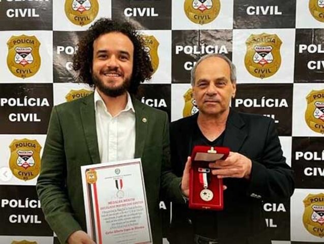 Carlos Alberto Lopes de Oliveria, Procurador-chefe do MPT em Rondônia e Acre, recebe a medalha - Gente de Opinião