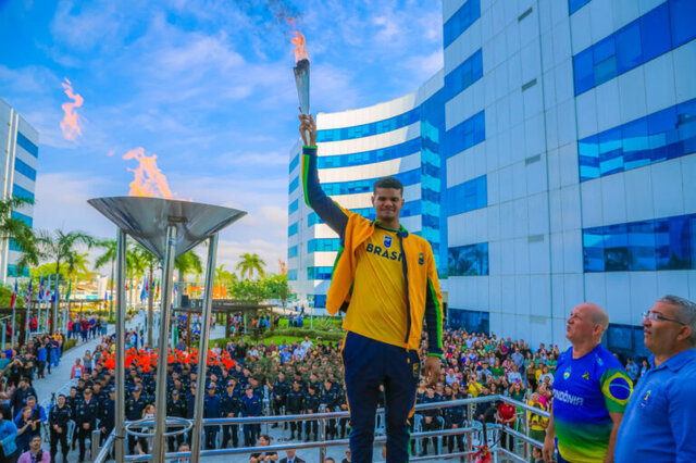 O estudante Danilo Silva, que é deficiente visual e campeão no Pan-Americano de Judô, foi responsável pelo acendimento da “Pira da Pátria” - Gente de Opinião