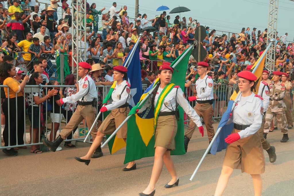Seguindo a tradição, população rondoniense compareceu ao local para prestigiar o desfile cívico-militar - Gente de Opinião