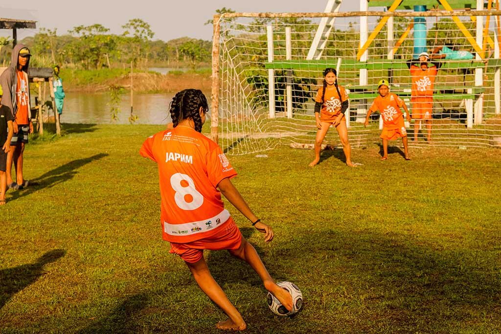 Meninas ribeirinhas driblam preconceito e sonham com participação na próxima Copa de Futebol Feminino - Gente de Opinião