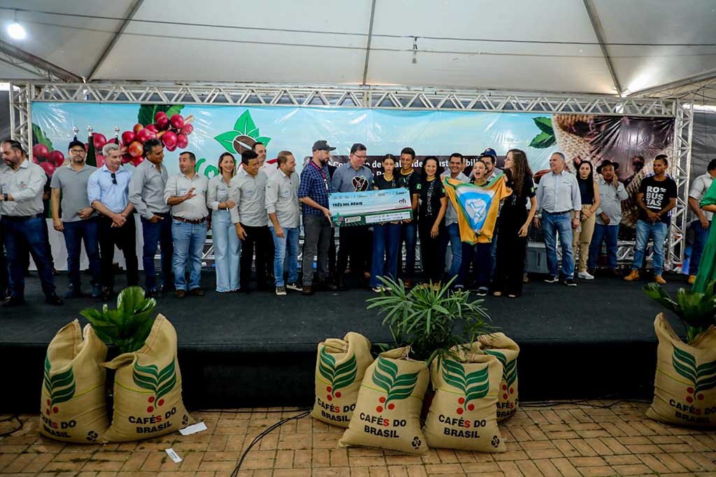 Governador Marcos Rocha entrega premiação aos vencedores do 8º Concafé  - Gente de Opinião