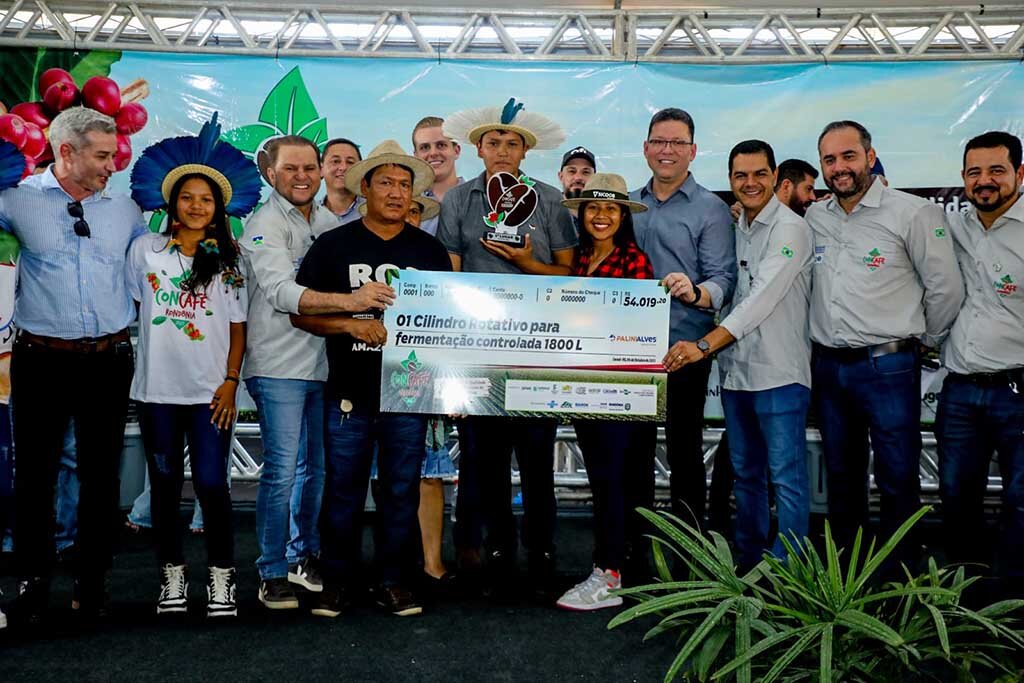 Governador Marcos Rocha entrega premiação aos vencedores do 8º Concafé  - Gente de Opinião