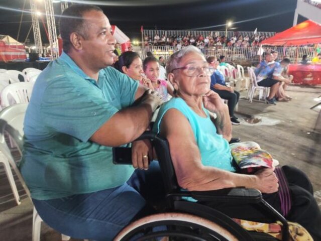 Méris Flores e o filho Ezicio Gomes Júnior assistiram a apresentação dos dois bois-bumbás - Gente de Opinião