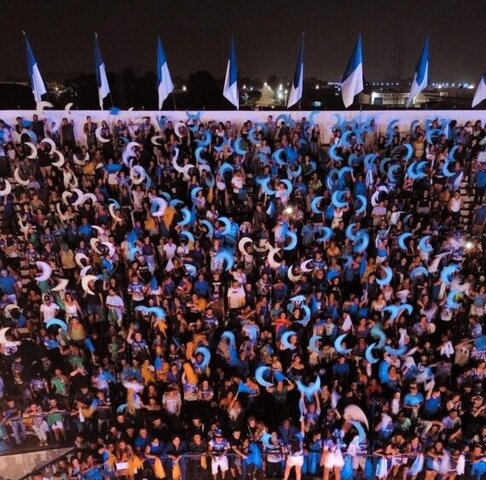 Arquibancada do boi azul e branco durante noite festiva - Gente de Opinião