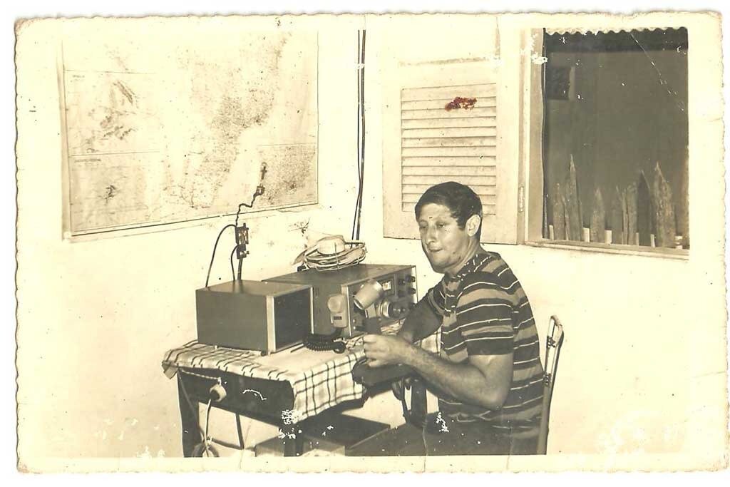 Aldenir Courinos, operando radioemissão na década de 1970 - Gente de Opinião