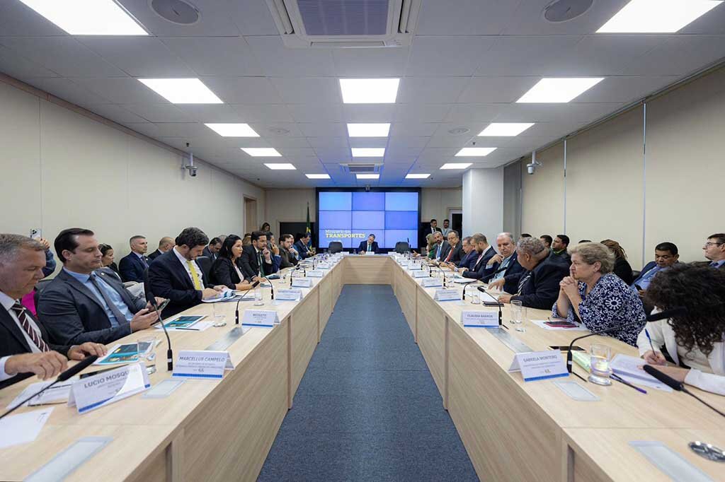 BR- 319: Deputada Cristiane Lopes participa da 1ª reunião do Grupo de trabalho sobre pavimentação - Gente de Opinião