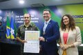 Governador Marcos Rocha condecora comandante da 17ª Brigada de Infantaria e Selva e compartilha experiências com militares