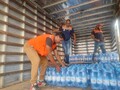Defesa Civil Municipal mantém distribuição de água mineral para famílias atingidas pela seca em Porto Velho