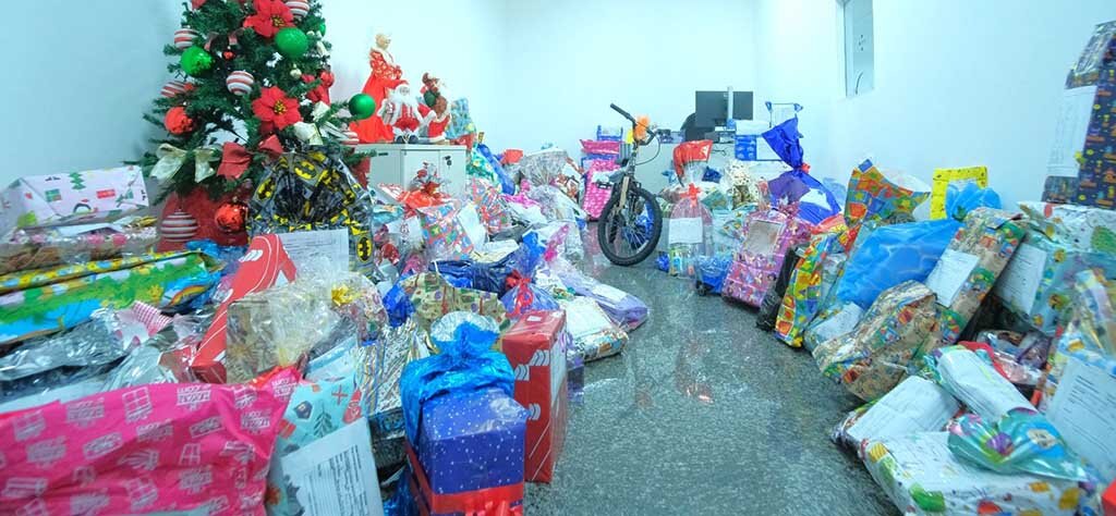 Servidores doaram presentes para a campanha Papai Noel dos Correios (Foto: Rafael Oliveira I Secom ALE/RO) - Gente de Opinião