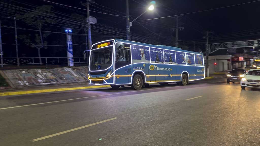 Os ônibus decorados começaram a circular no dia 5 de dezembro e continuam até o dia 6 de janeiro - Gente de Opinião