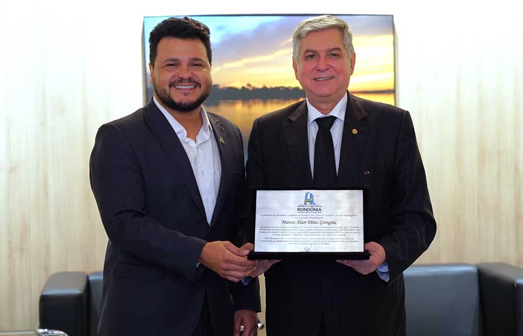Deputado Marcelo Cruz entrega placa de homenagem ao presidente do TJRO - Gente de Opinião